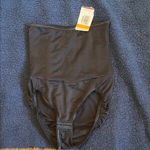 NWT Flexees high-waisted shaping briefs